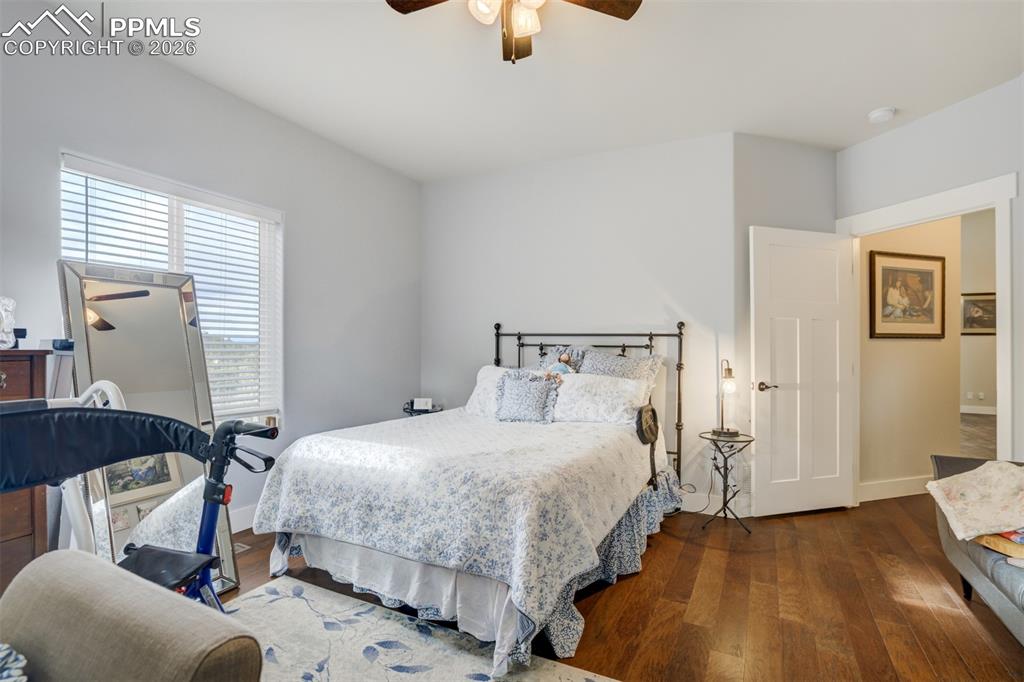 Image 14 of 48: Bedroom