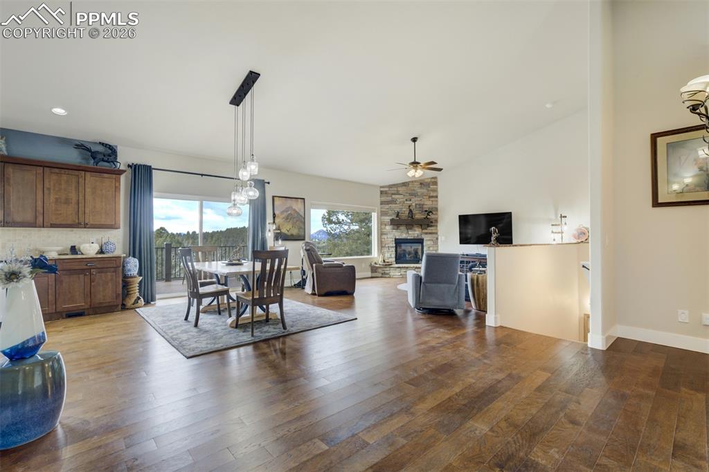 Image 3 of 48: Dining Area