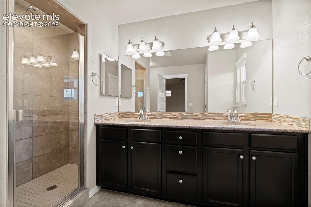 Image 14 of 41: Bathroom
