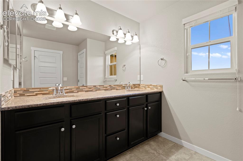 Image 16 of 41: Bathroom