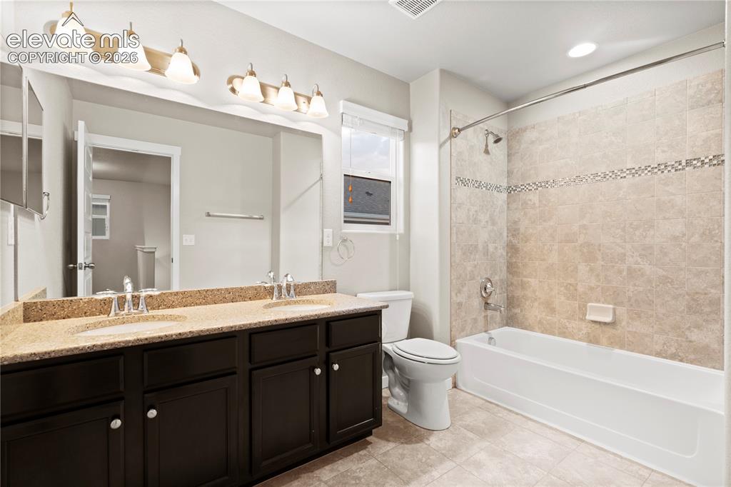 Image 21 of 41: Bathroom