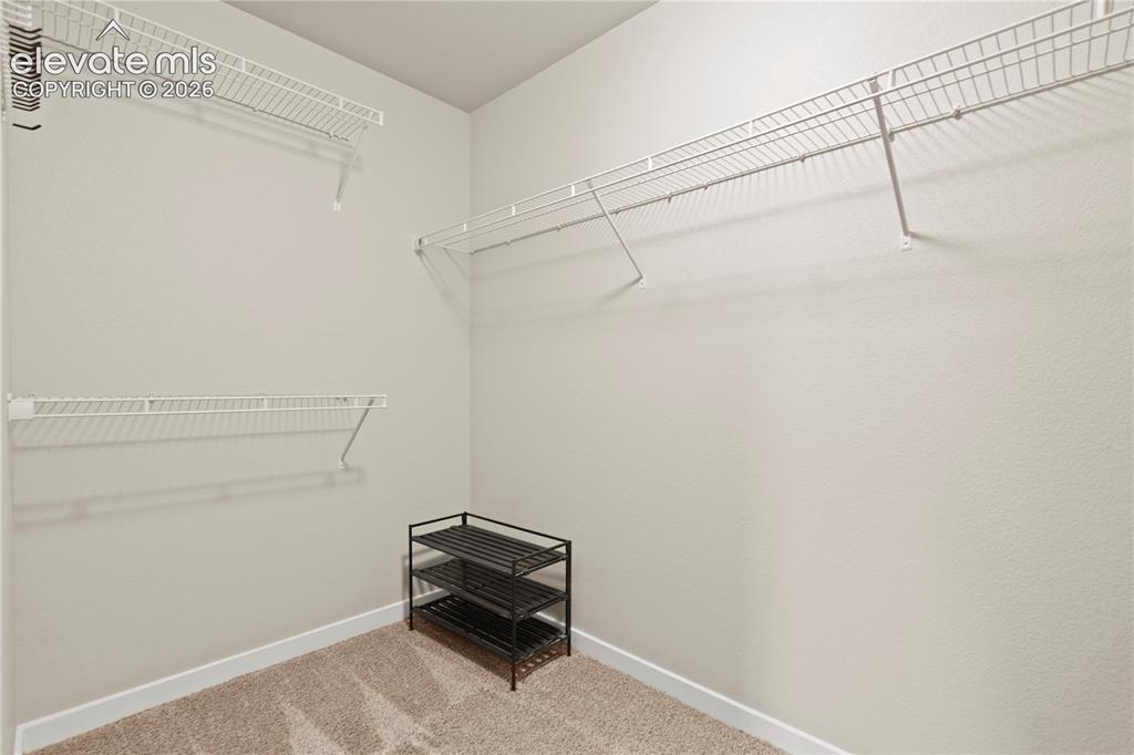 Image 40 of 41: Closet