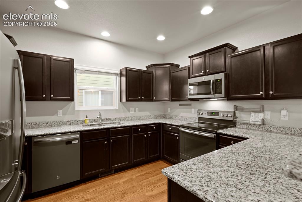 Image 7 of 41: Kitchen