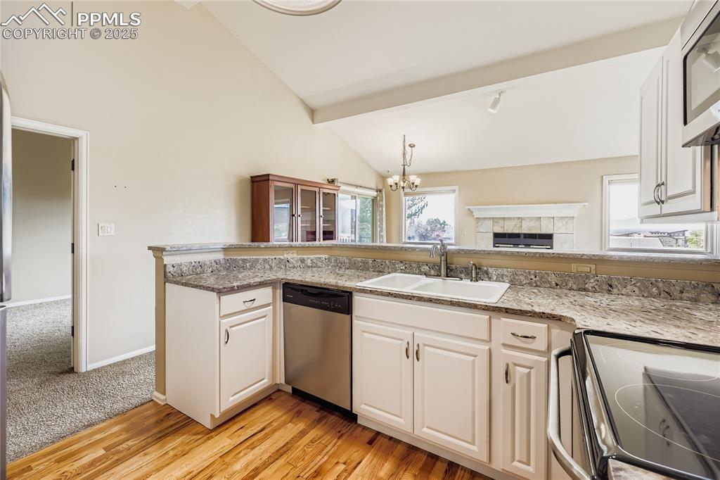 Image 11 of 39: Kitchen