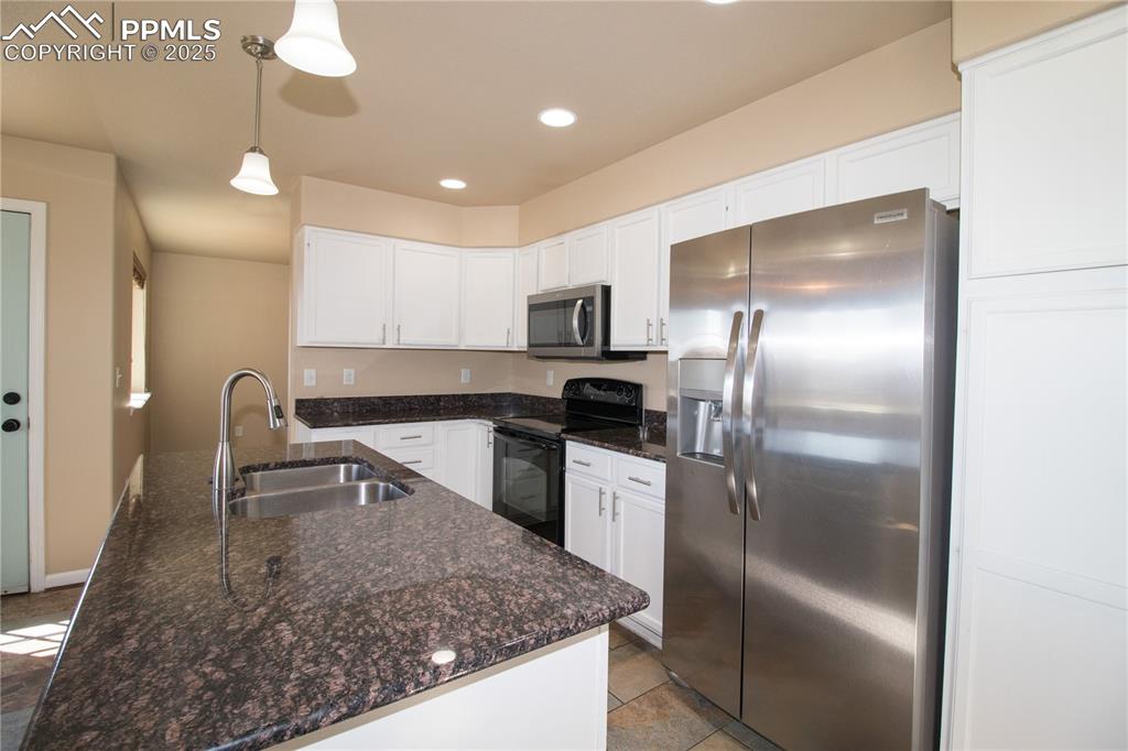 Image 19 of 46: Kitchen