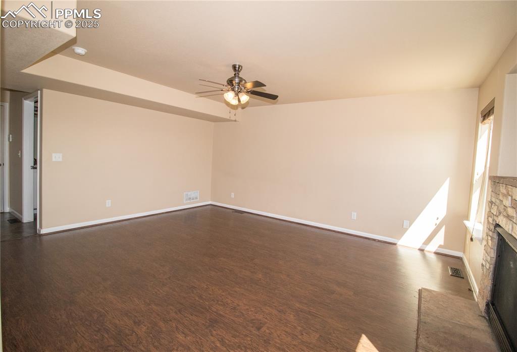 Image 21 of 46: Living Room
