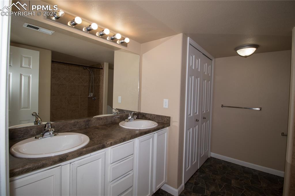 Image 30 of 46: Bathroom