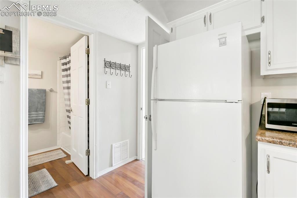 Image 9 of 17: Kitchen