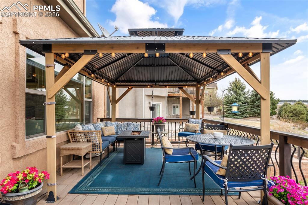 Image 39 of 50: Deck