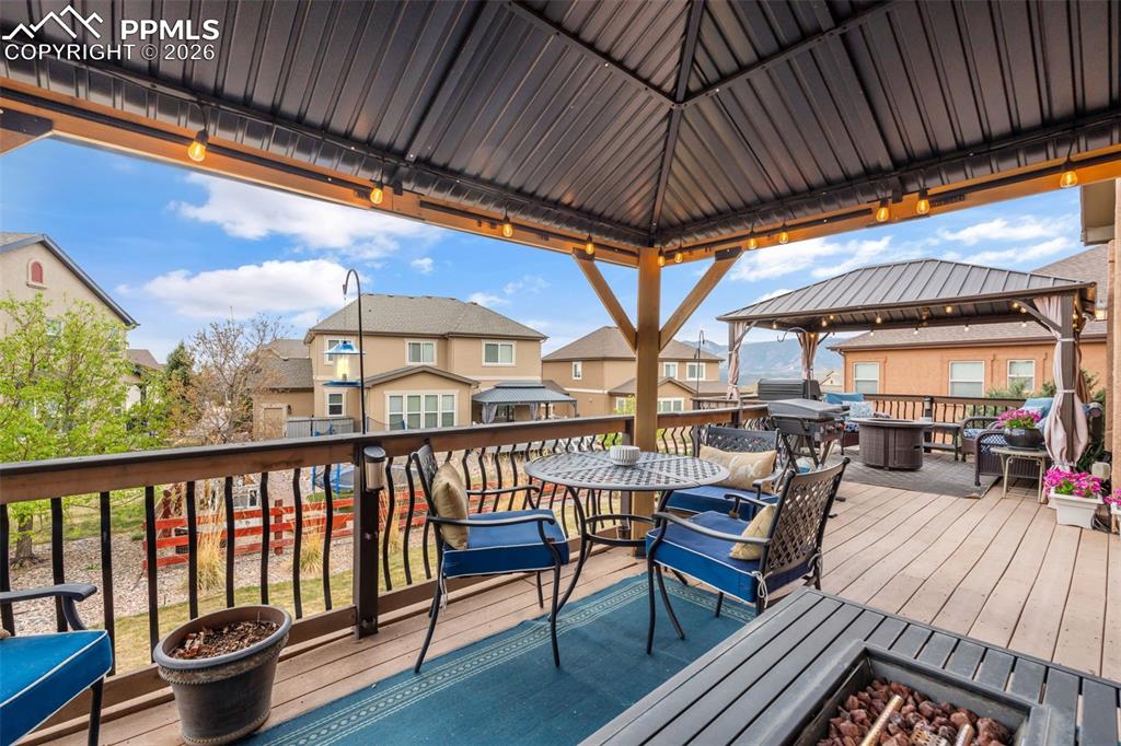 Image 40 of 50: Deck