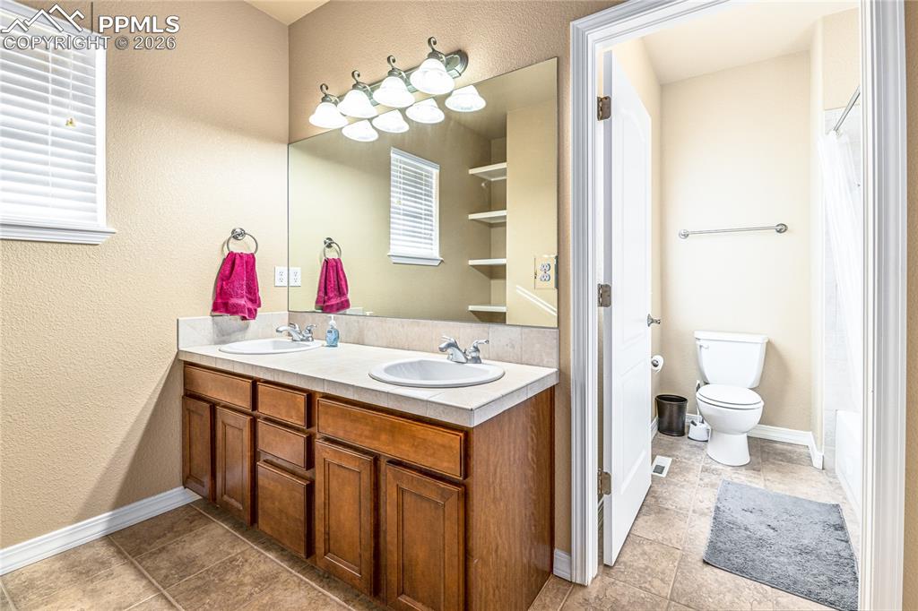 Image 26 of 46: Bathroom