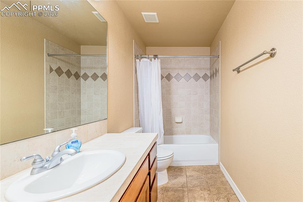 Image 31 of 46: Bathroom