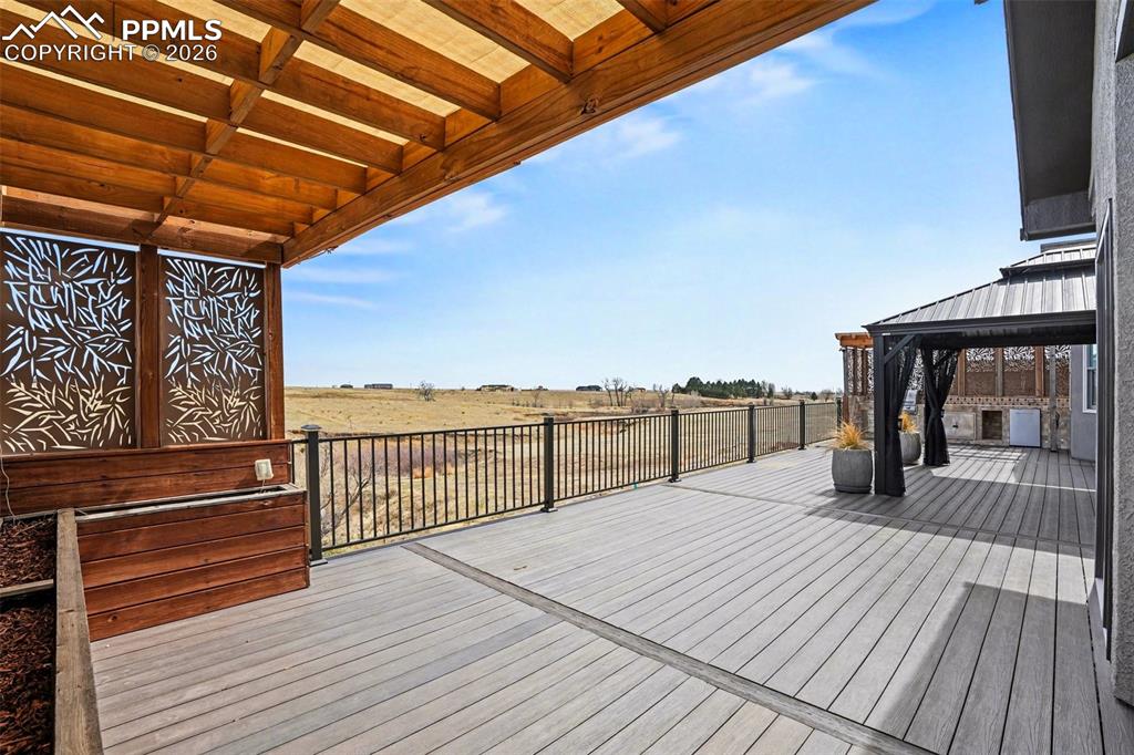 Image 12 of 35: Deck