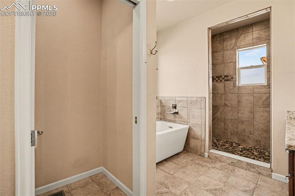 Image 16 of 35: Bathroom