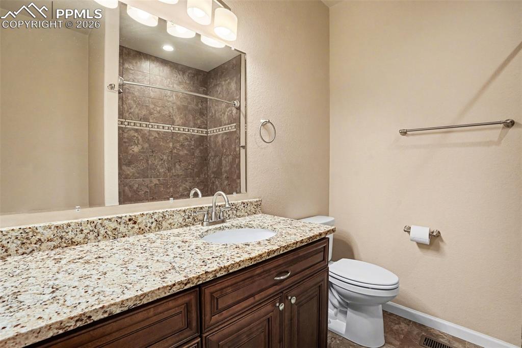 Image 23 of 35: Bathroom