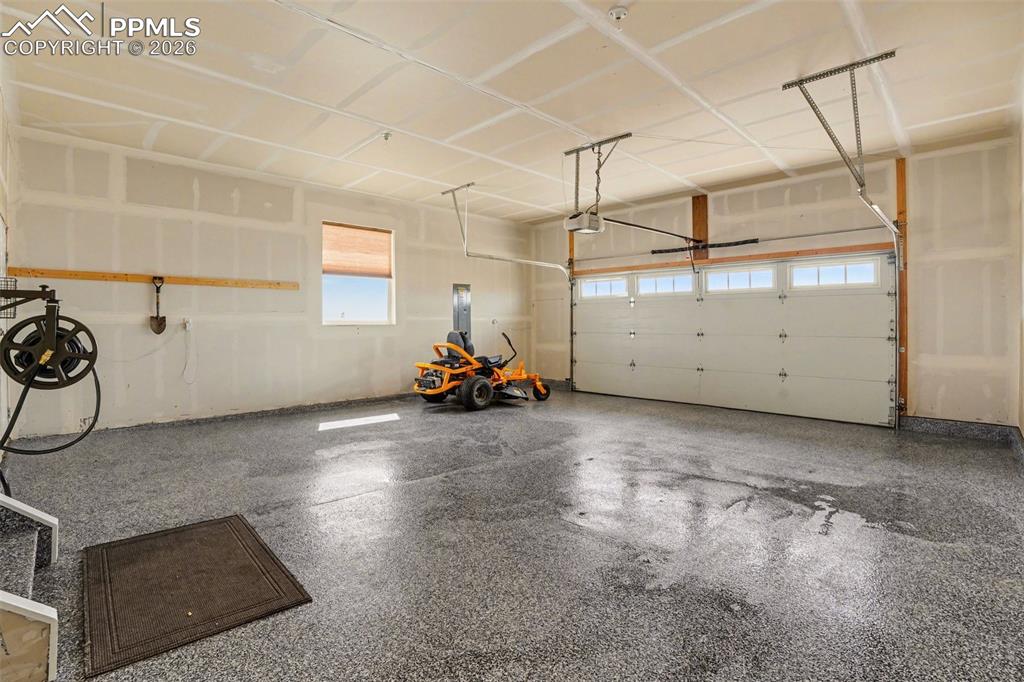 Image 30 of 35: Garage