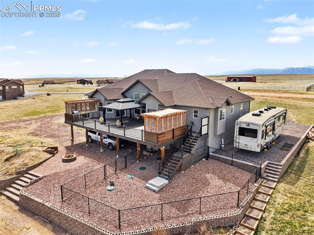 Image 32 of 35: Back of Structure