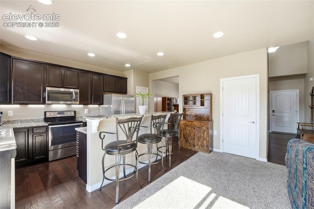 Image 10 of 50: Kitchen