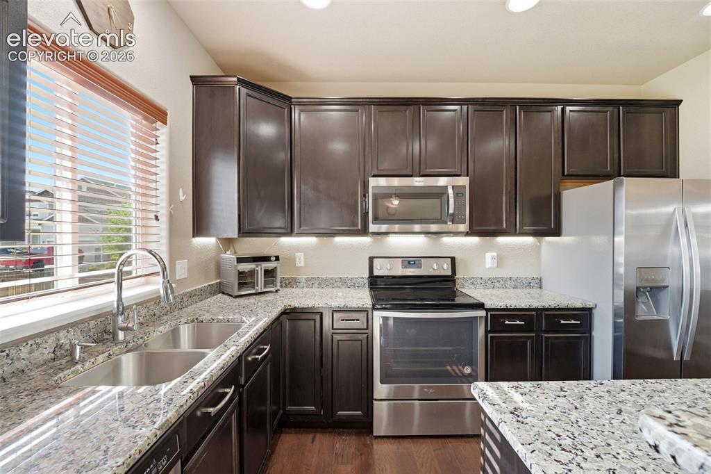 Image 14 of 50: Kitchen