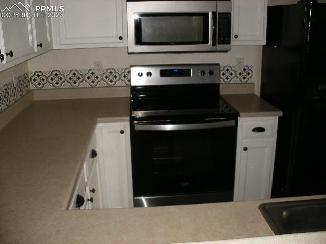 Image 11 of 41: Kitchen
