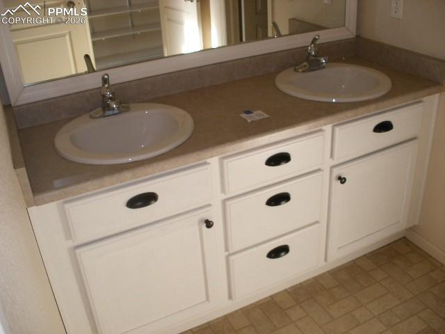 Image 16 of 41: Bathroom