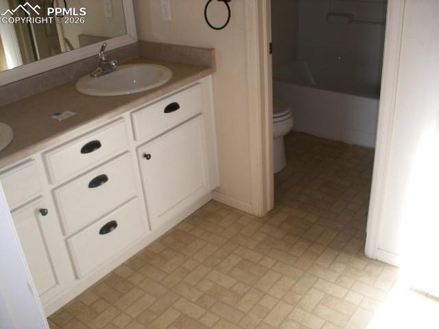 Image 17 of 41: Bathroom