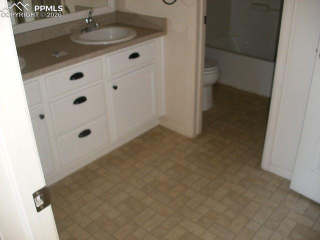Image 18 of 41: Bathroom