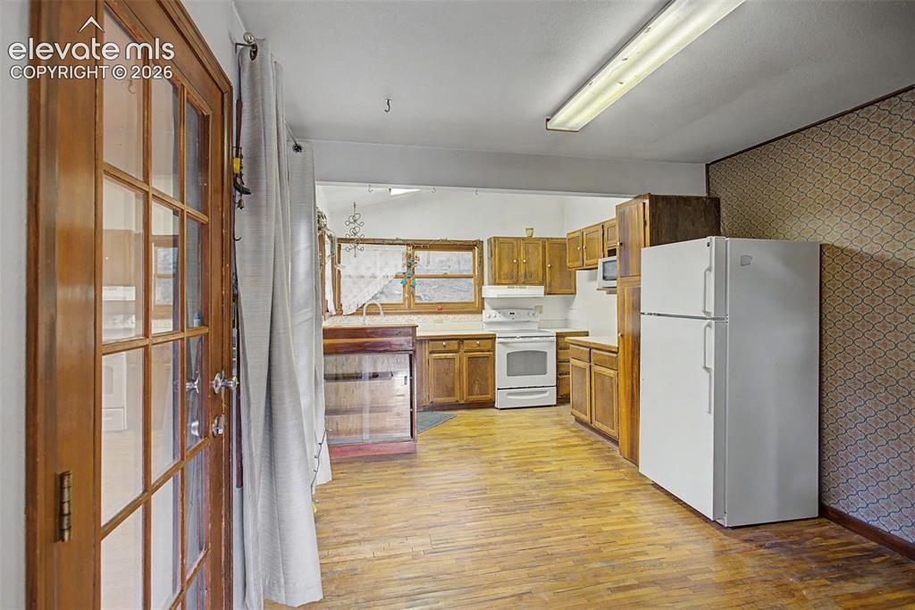 Image 10 of 18: Kitchen