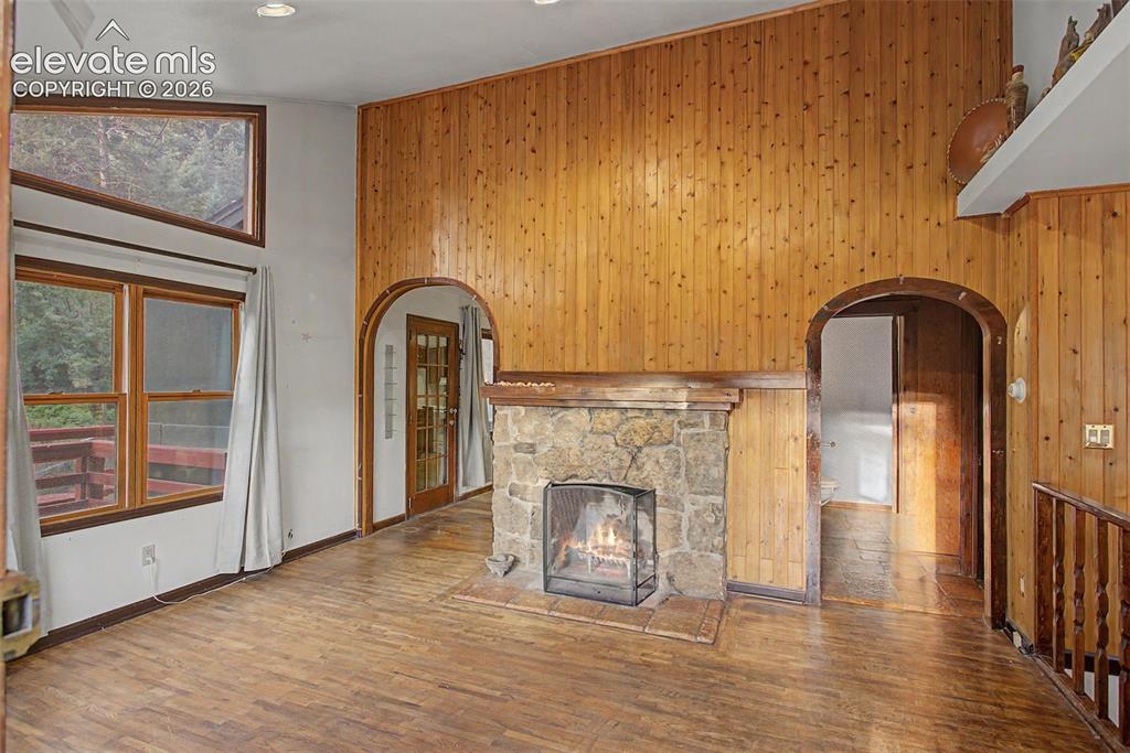 Image 4 of 18: Living Room