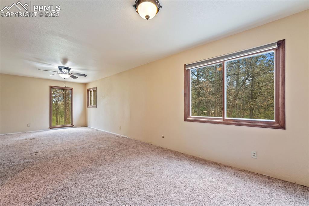Image 16 of 43: Large bedroom for many furniture
set sizes
