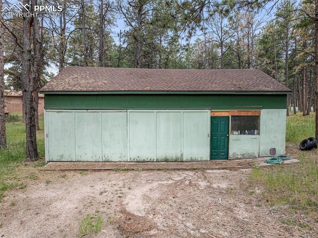 Image 36 of 43: Detached 1 car garage with space
for a shop