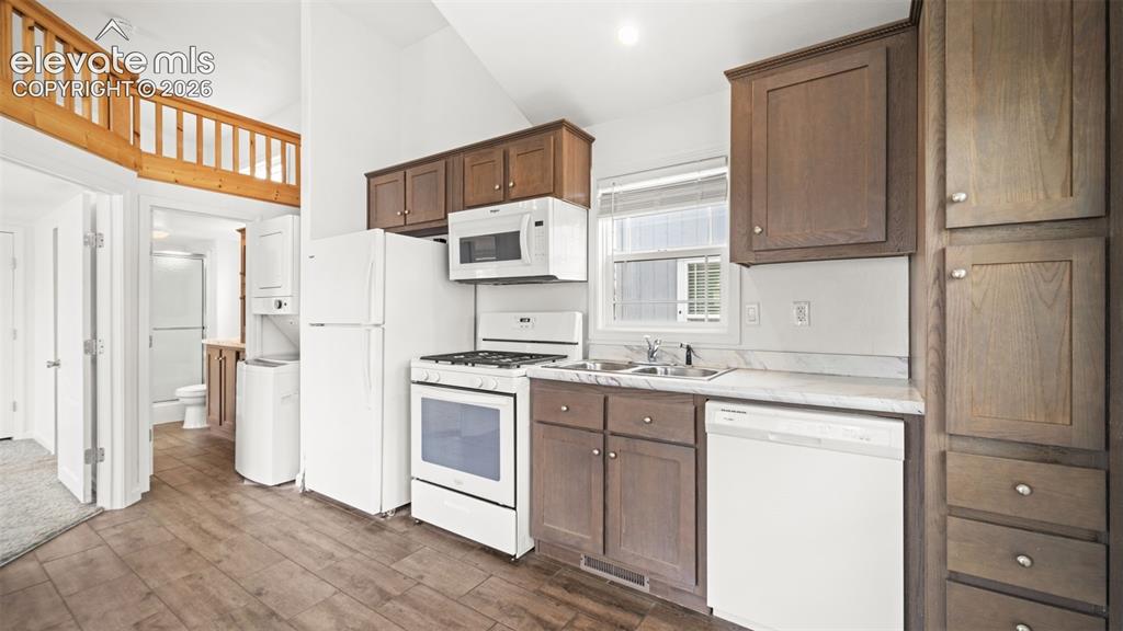 Image 17 of 26: Kitchen