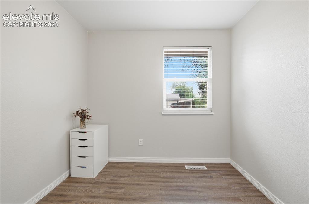 Image 15 of 30: Bedroom
