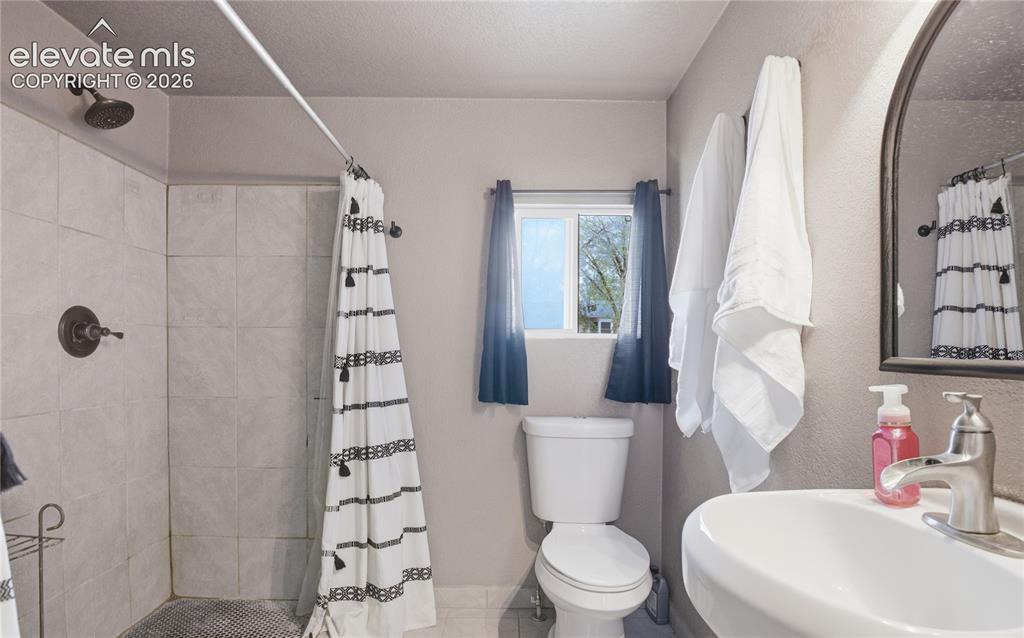 Image 21 of 30: BEAUTIFULLY UPDATED FULL BATHROOM