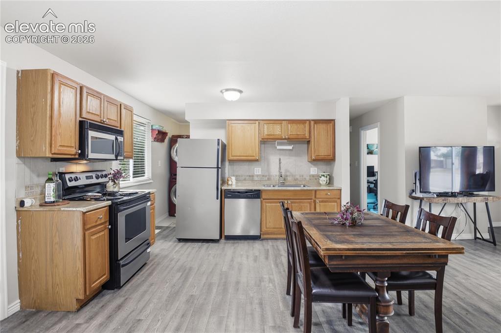 Image 5 of 30: KITCHEN OFFERS DIRECT WALK-OUT ACCESS TO THE HUGE BACKYARD