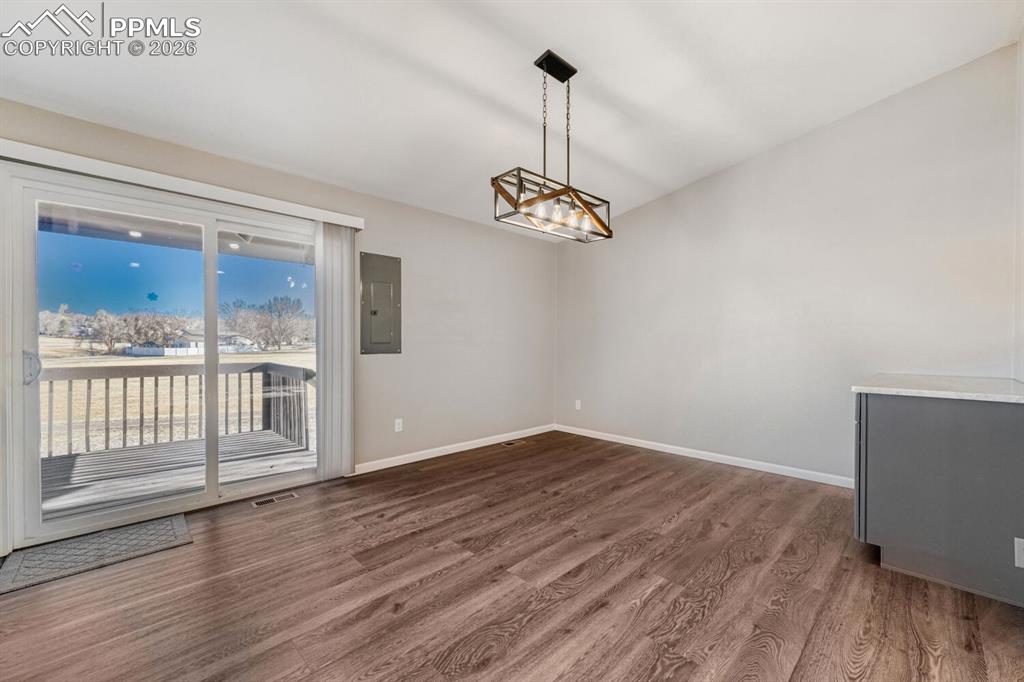 Image 14 of 48: Dining Room