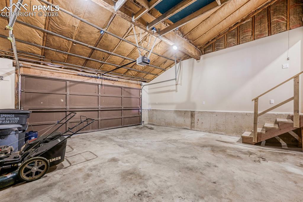 Image 26 of 48: Garage