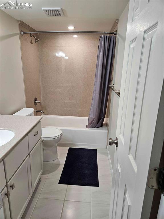 Image 40 of 48: Bathroom