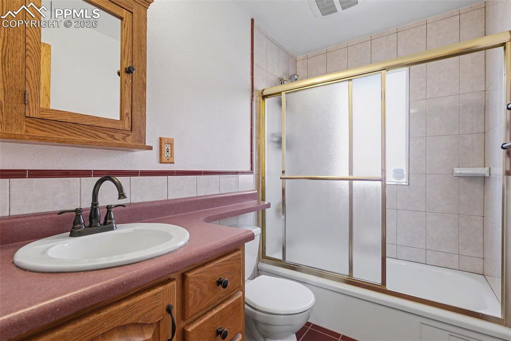 Image 12 of 28: Bathroom