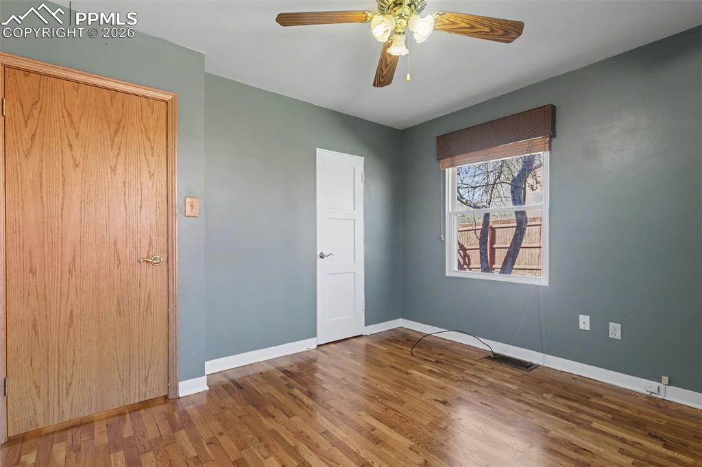 Image 14 of 28: Bedroom