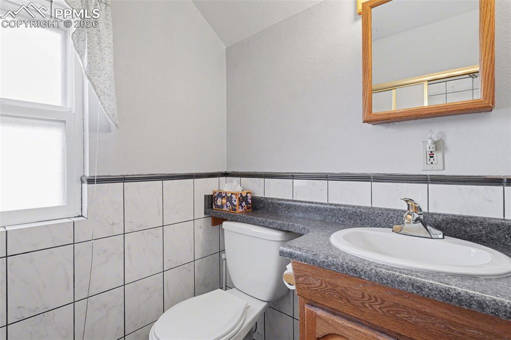 Image 18 of 28: Bathroom