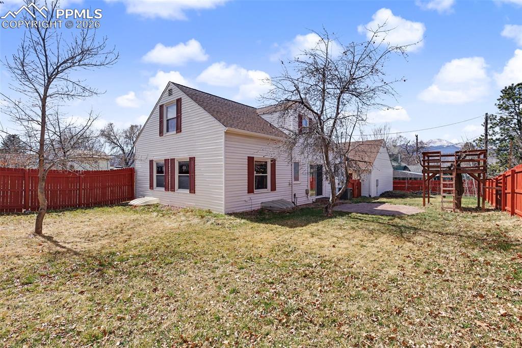 Image 27 of 28: Huge corner lot.