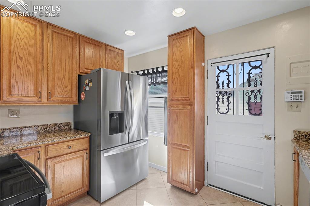 Image 8 of 28: Kitchen