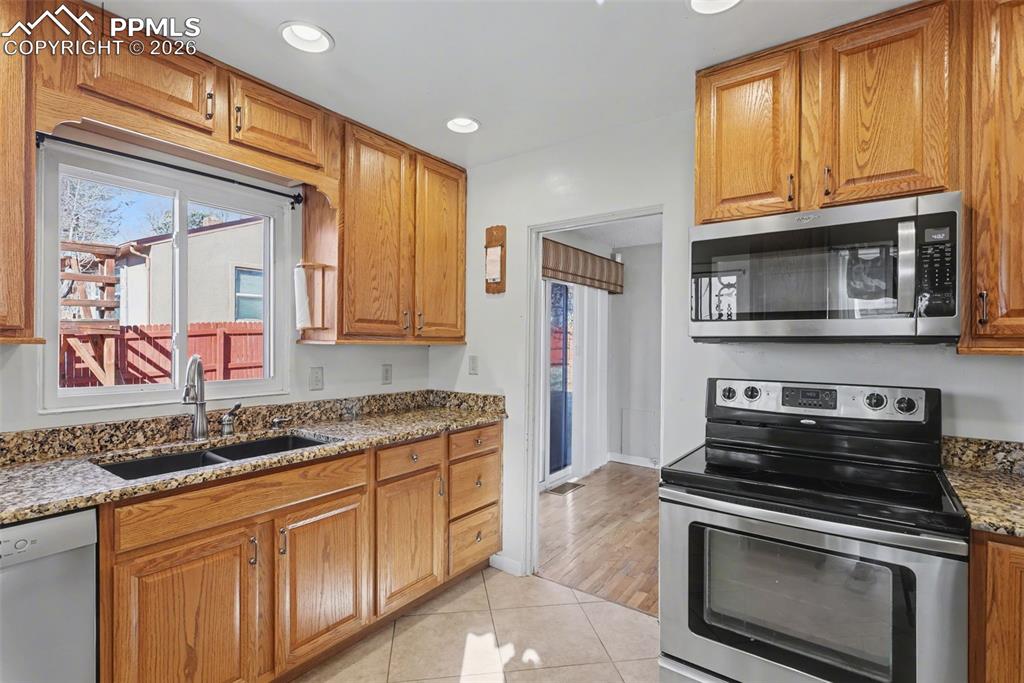 Image 9 of 28: Kitchen