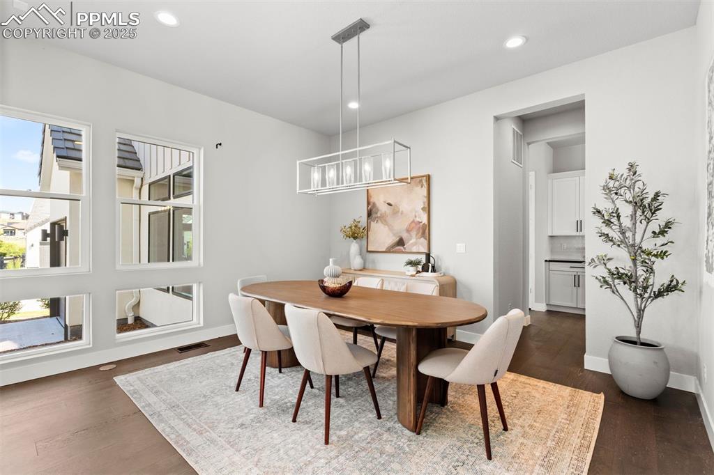 Image 15 of 36: Dining Area