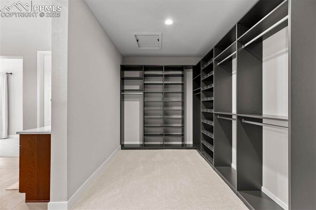 Image 26 of 36: Closet