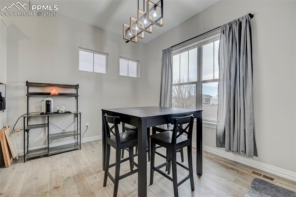 Image 13 of 50: Dining Area