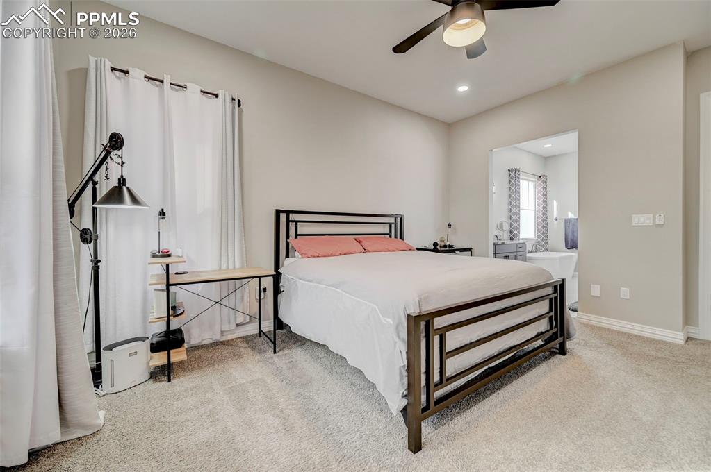 Image 16 of 50: Bedroom