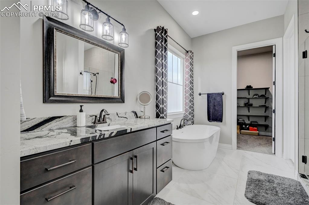 Image 18 of 50: Bathroom