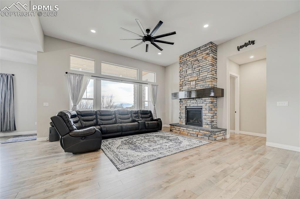 Image 5 of 50: Living Room